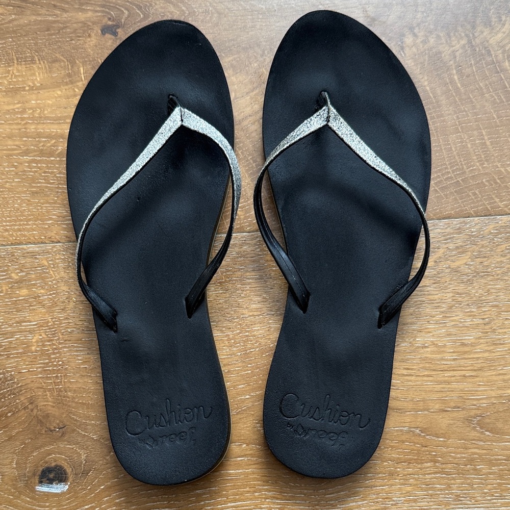Reef cushion Leather Strap Women's Black Flip Flops